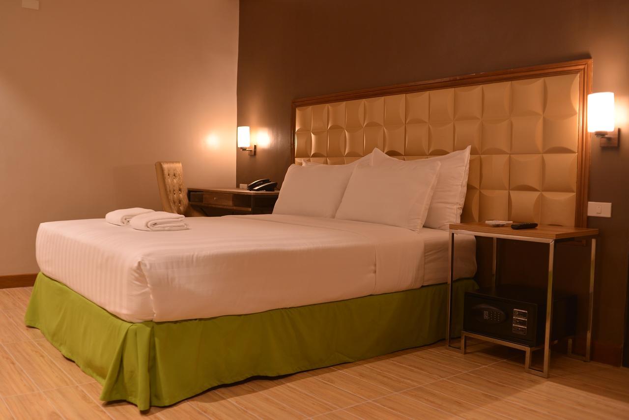 Robertson Hotel Naga  Buitenkant foto